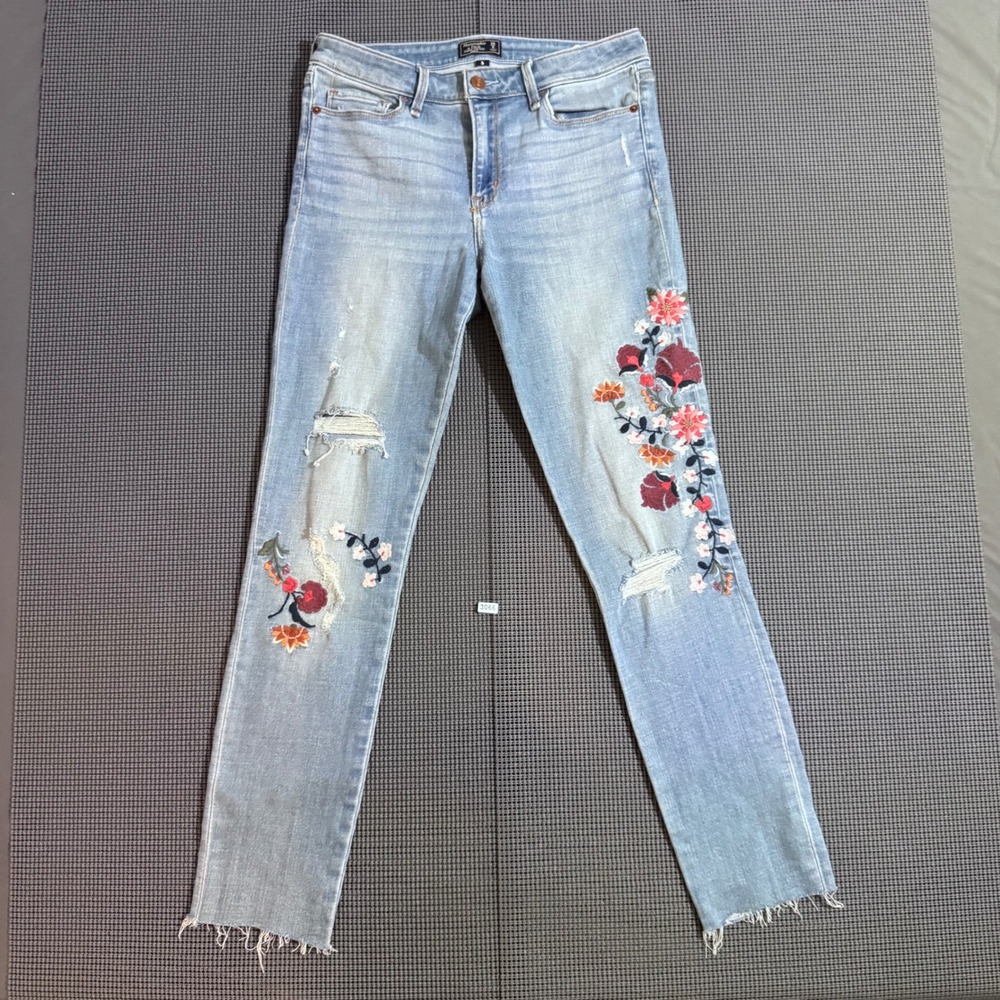 Abercrombie & Fitch Harper Low Rise Ankle Embroidered Distressed Jeans 28 6L